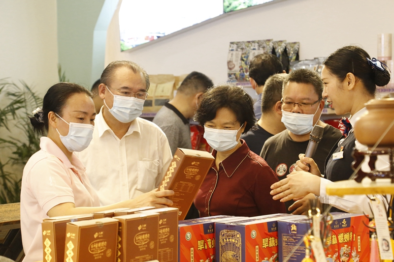 10.參觀那馬服務(wù)區(qū)扶貧產(chǎn)品展銷廳，此為廣西高速公路第一家扶貧產(chǎn)品展銷廳.JPG