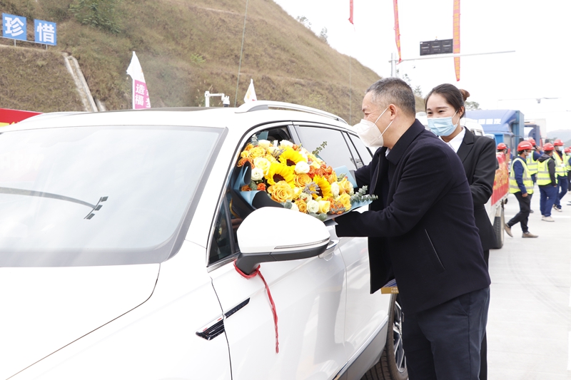 廣西新發展交通集團黨委書記、董事長陳開群為第一輛通車車輛送上鮮花.JPG